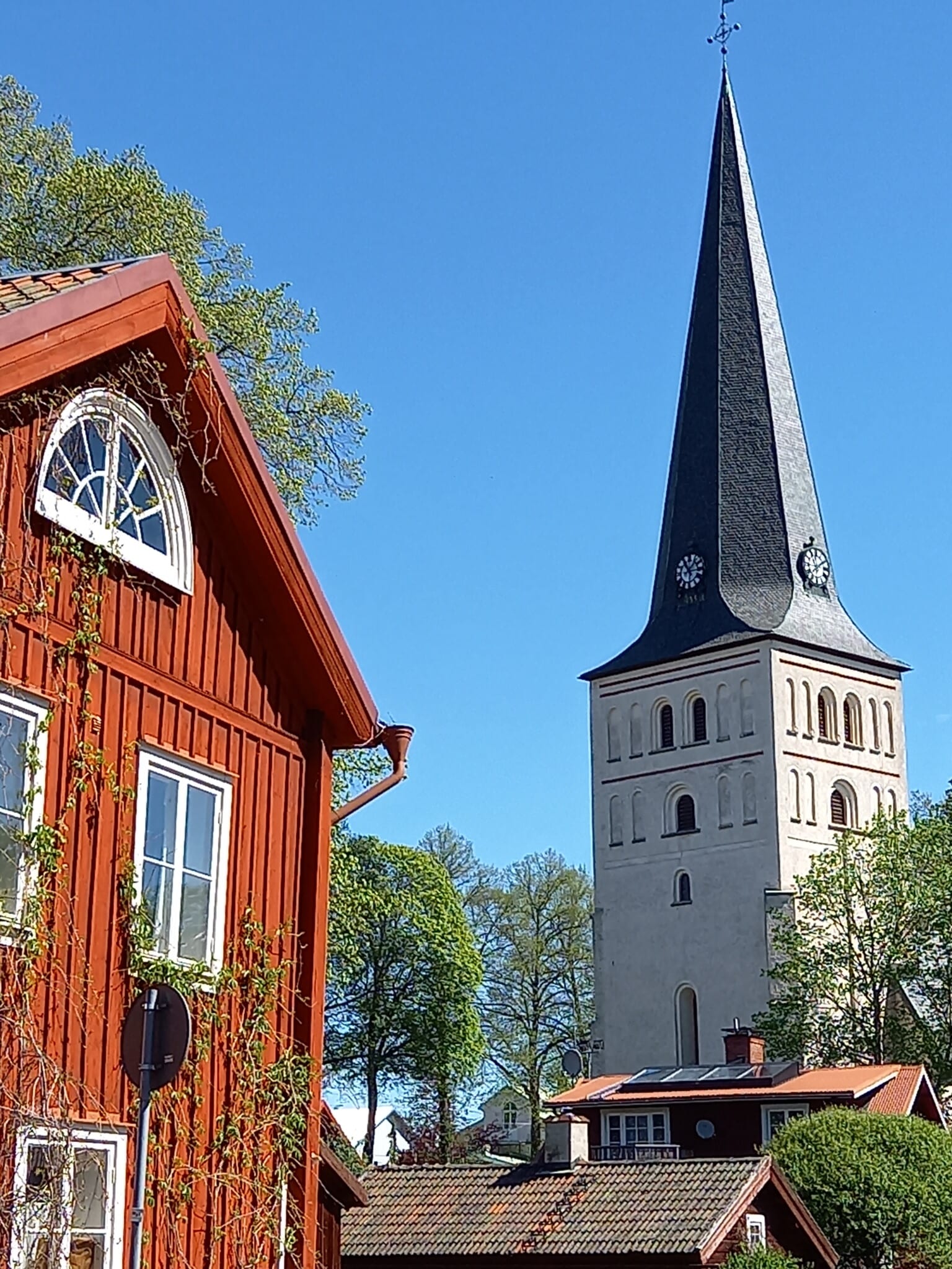 Solstänkt bild på Norbergs kyrka, där Norbergs gamla bebyggelse också skymtar.