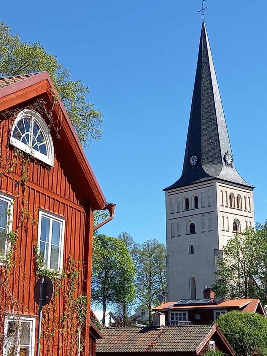 Solstänkt bild på Norbergs kyrka, där Norbergs gamla bebyggelse också skymtar.